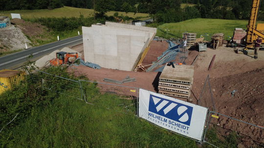 Spannbetonbrücke in Ortbeton- und Fertigteilbauweise